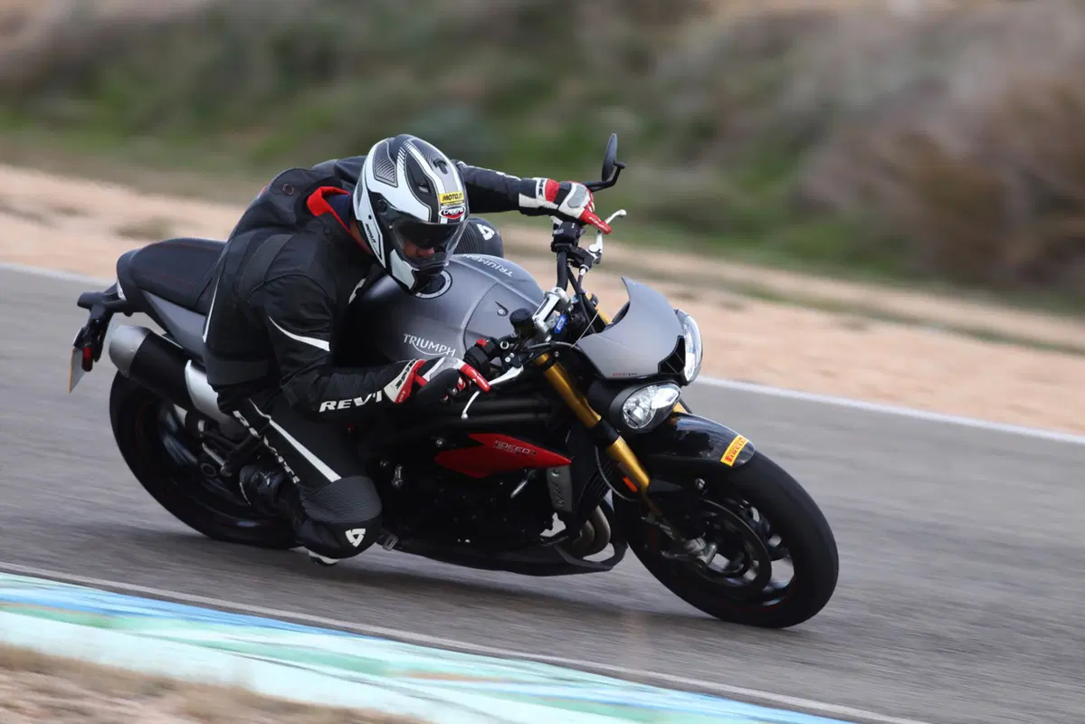Triumph Speed Triple 2016 (4)