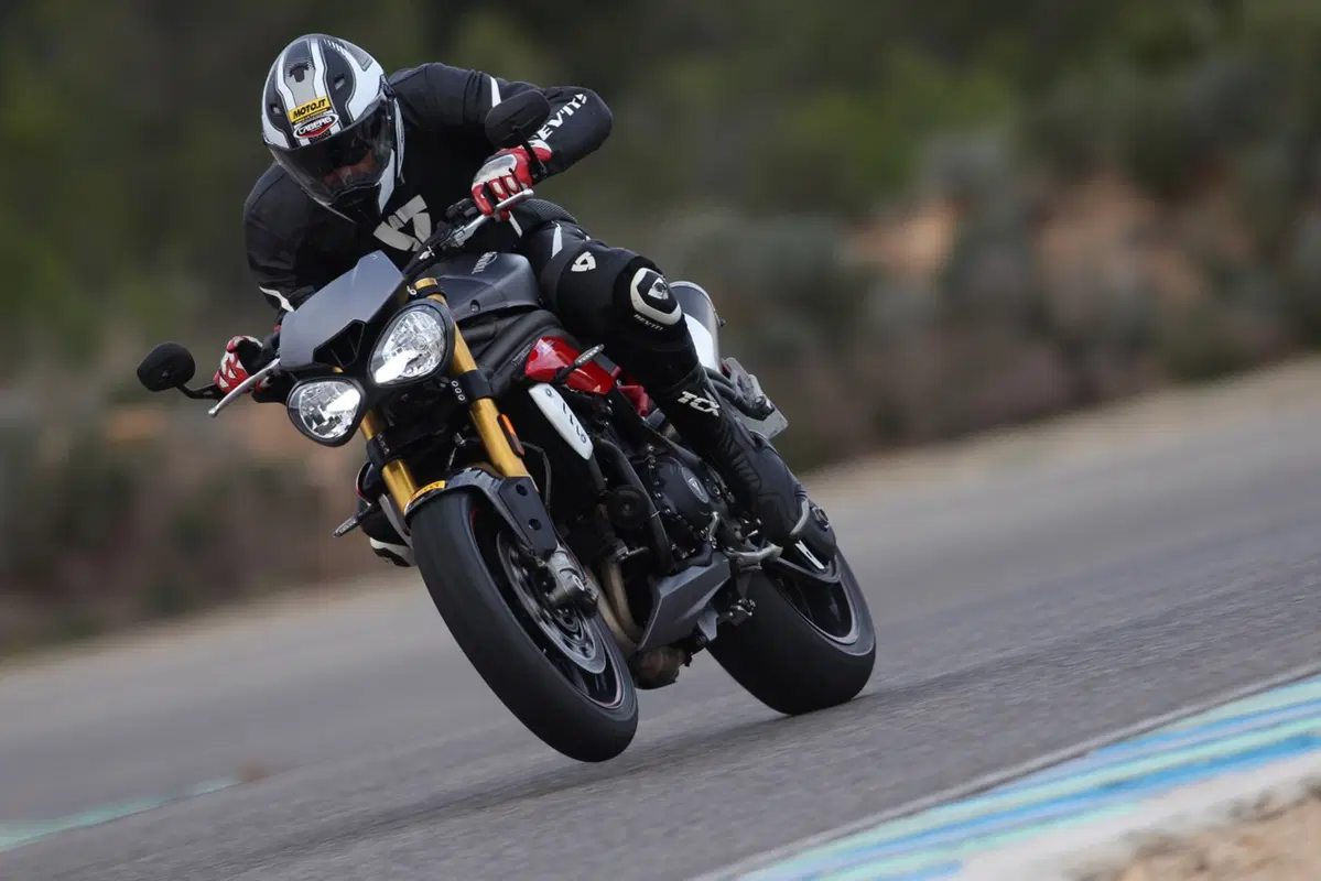 Triumph Speed Triple 2016 (3)