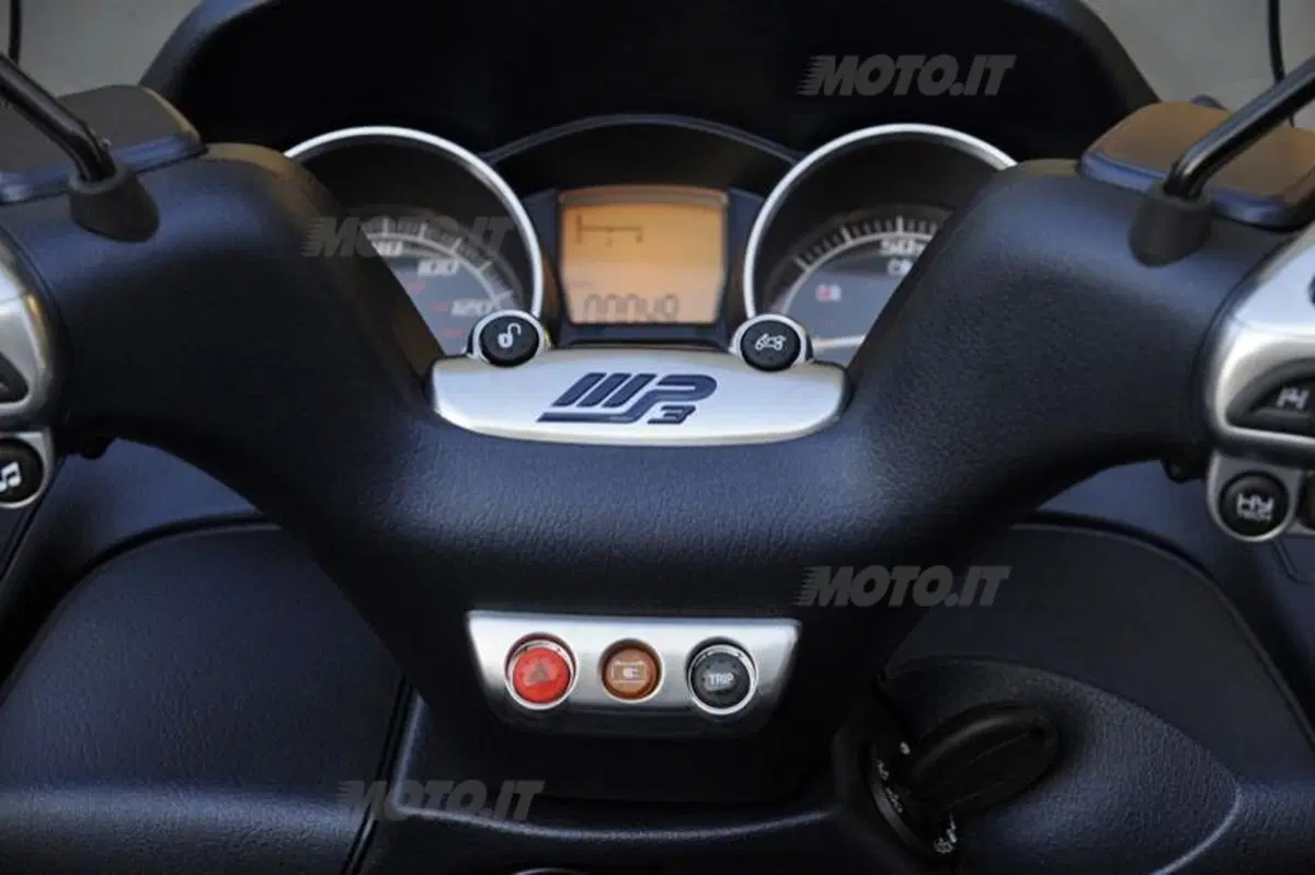 PIAGGIO MP3 Hybrid (7)