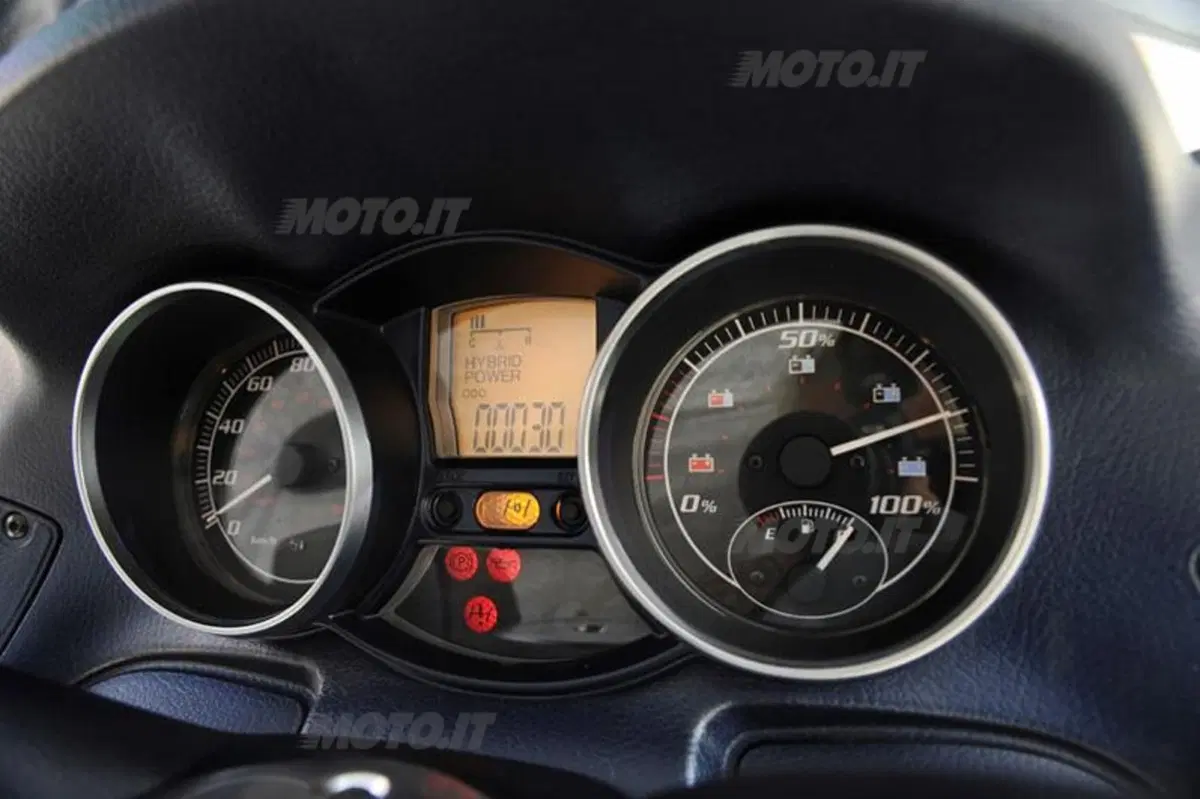 PIAGGIO MP3 Hybrid (8)
