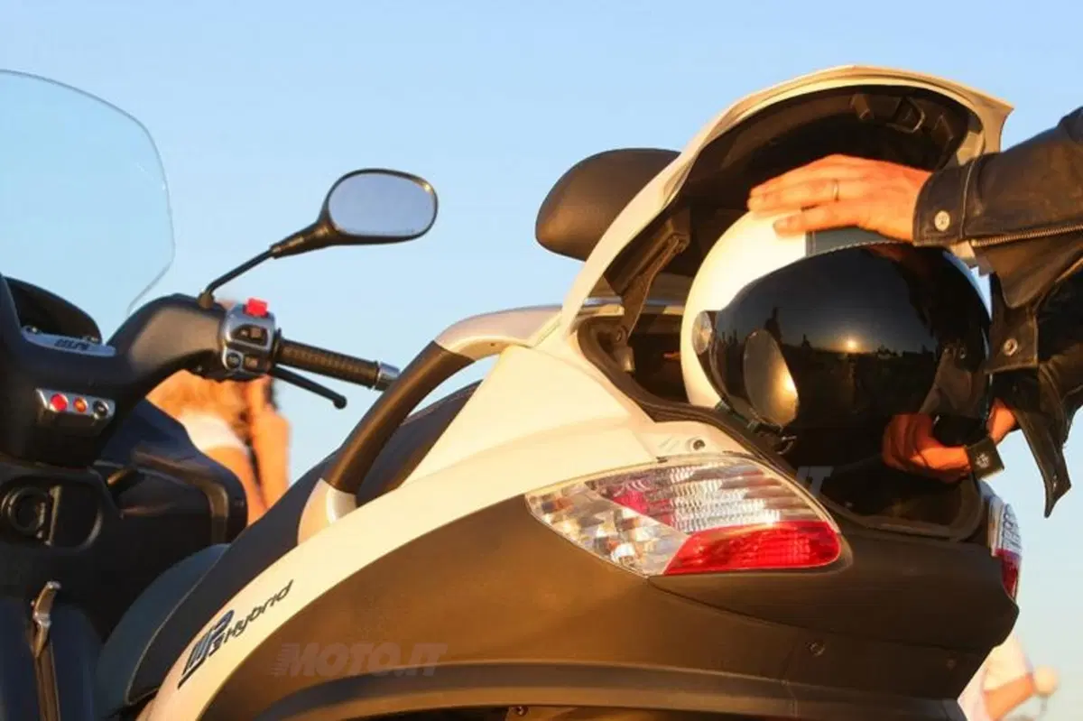 PIAGGIO MP3 Hybrid (9)