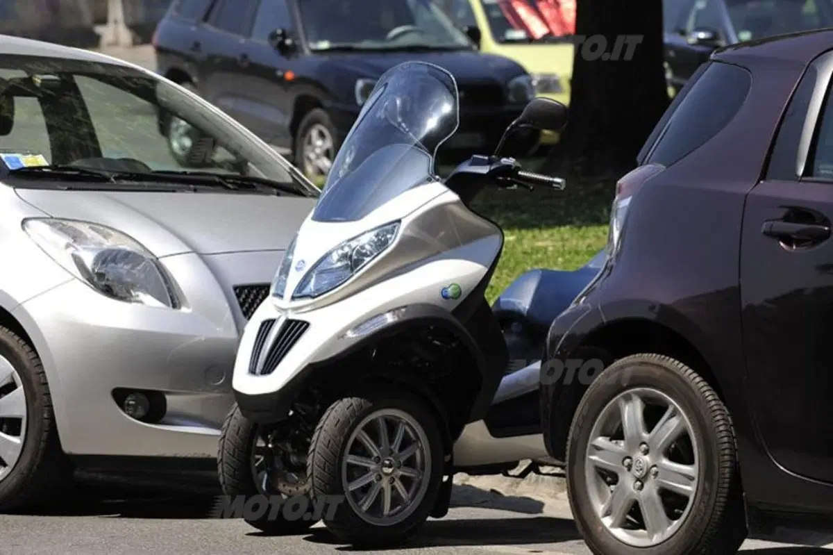 PIAGGIO MP3 Hybrid (10)