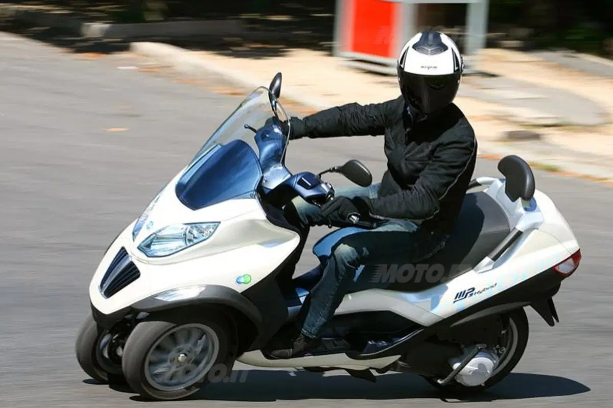 PIAGGIO MP3 Hybrid (11)