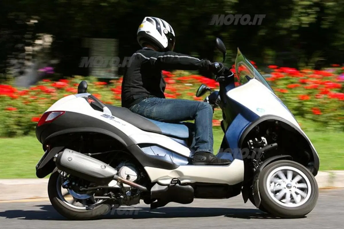 PIAGGIO MP3 Hybrid (12)