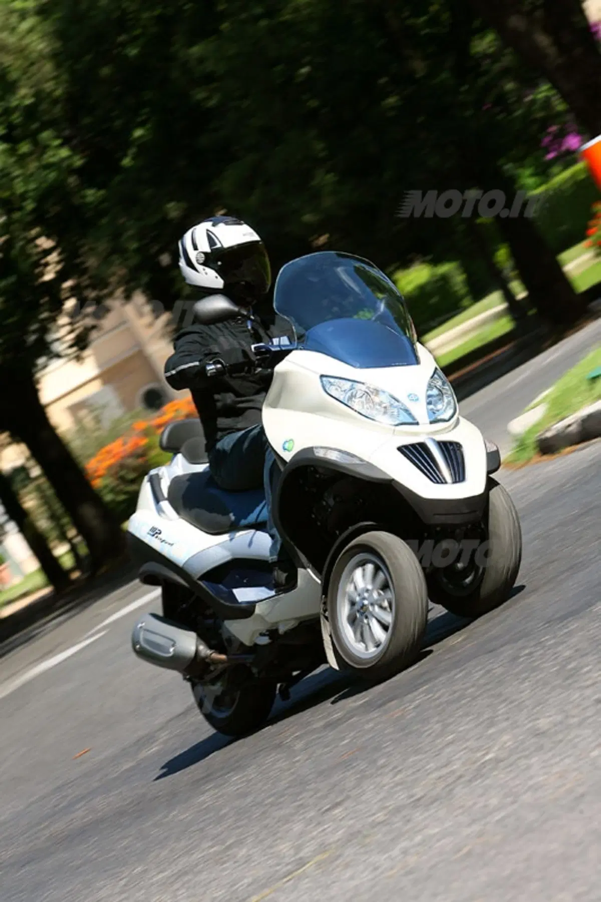 PIAGGIO MP3 Hybrid (13)