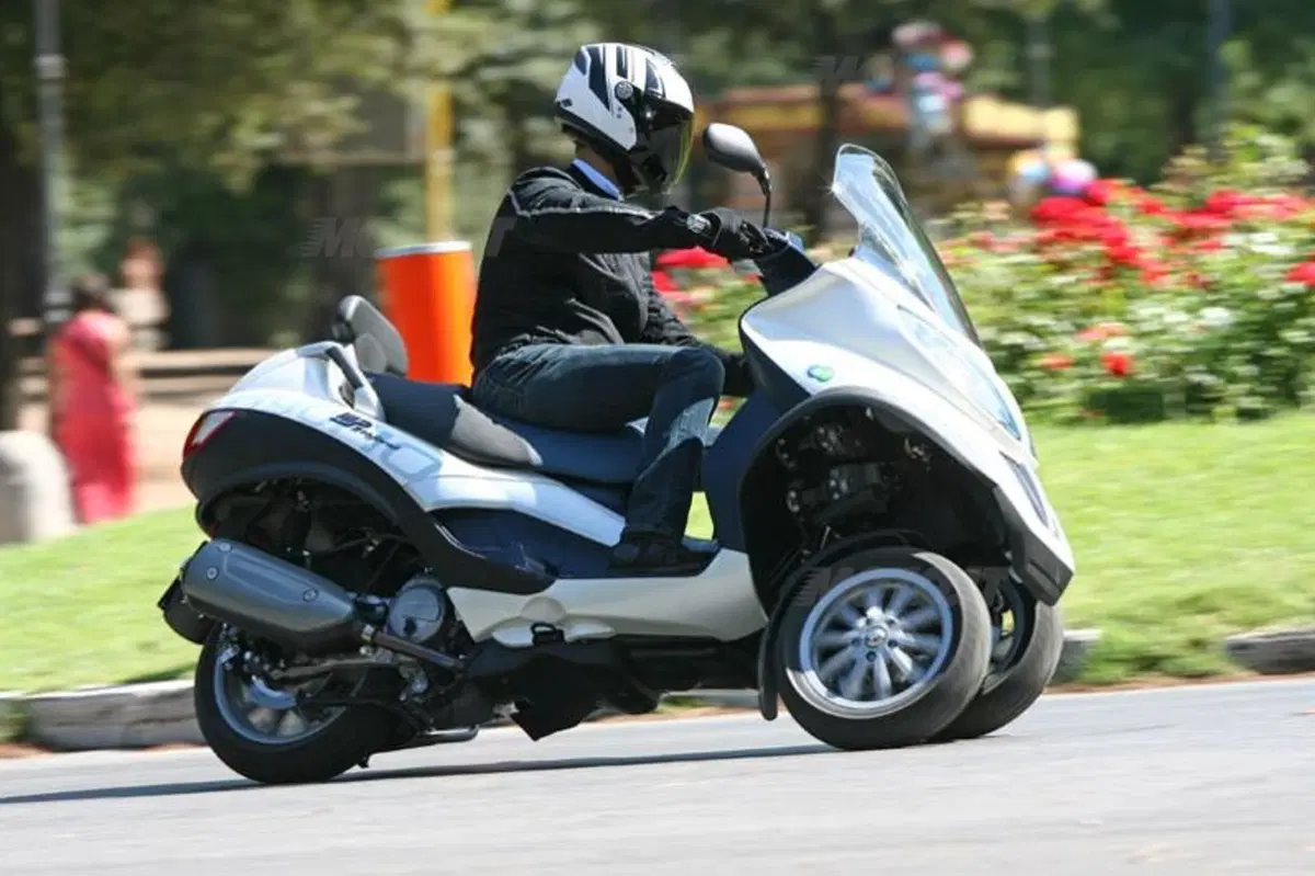 PIAGGIO MP3 Hybrid (15)