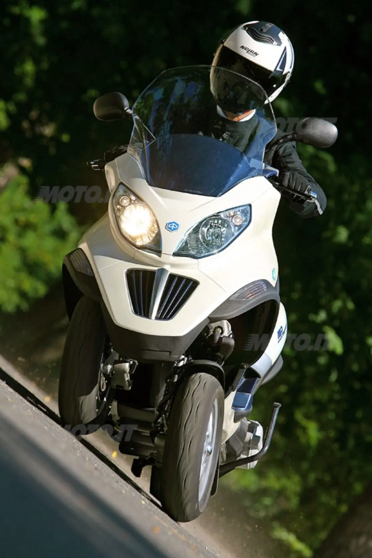 PIAGGIO MP3 Hybrid (16)