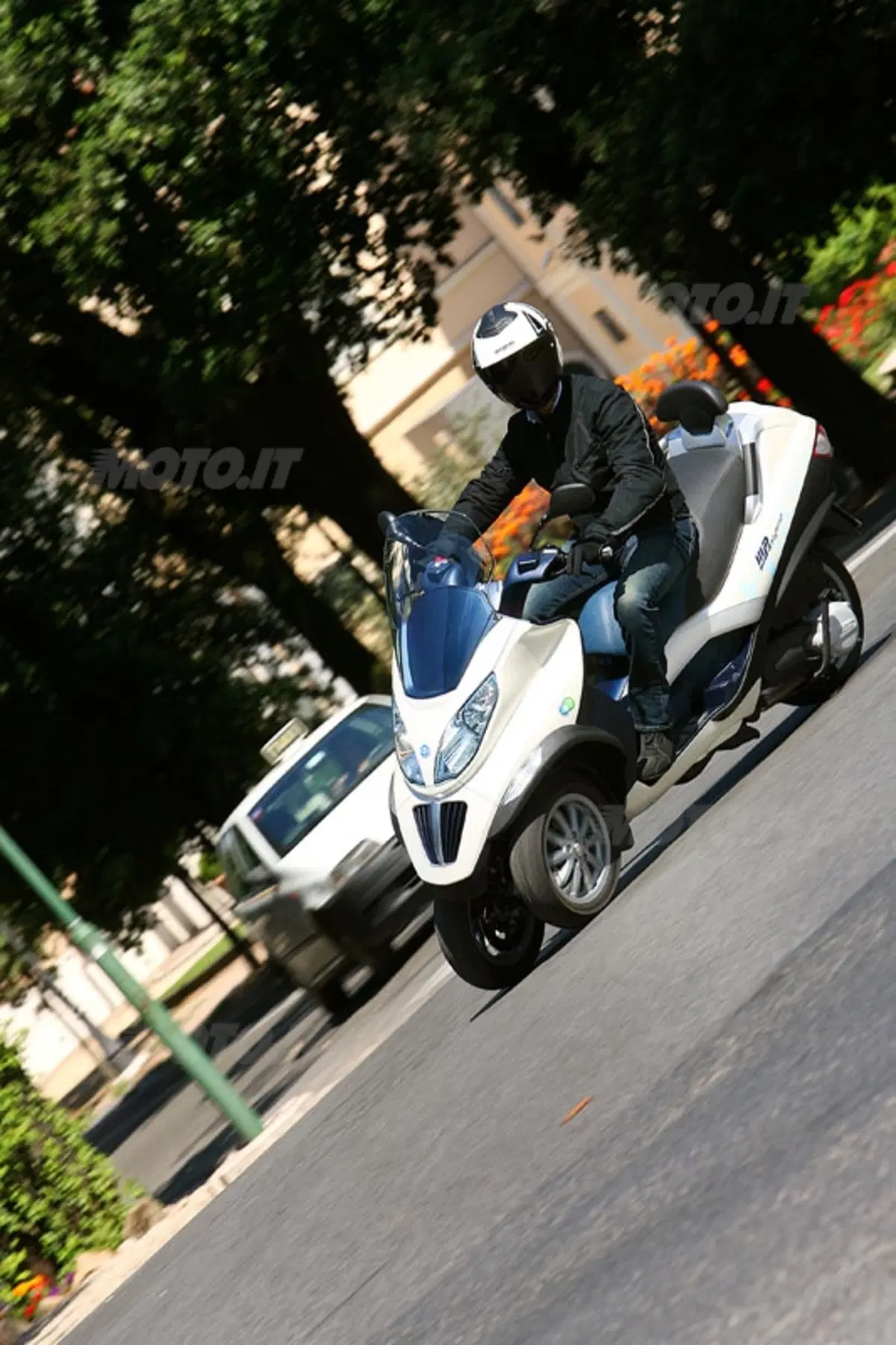 PIAGGIO MP3 Hybrid (17)