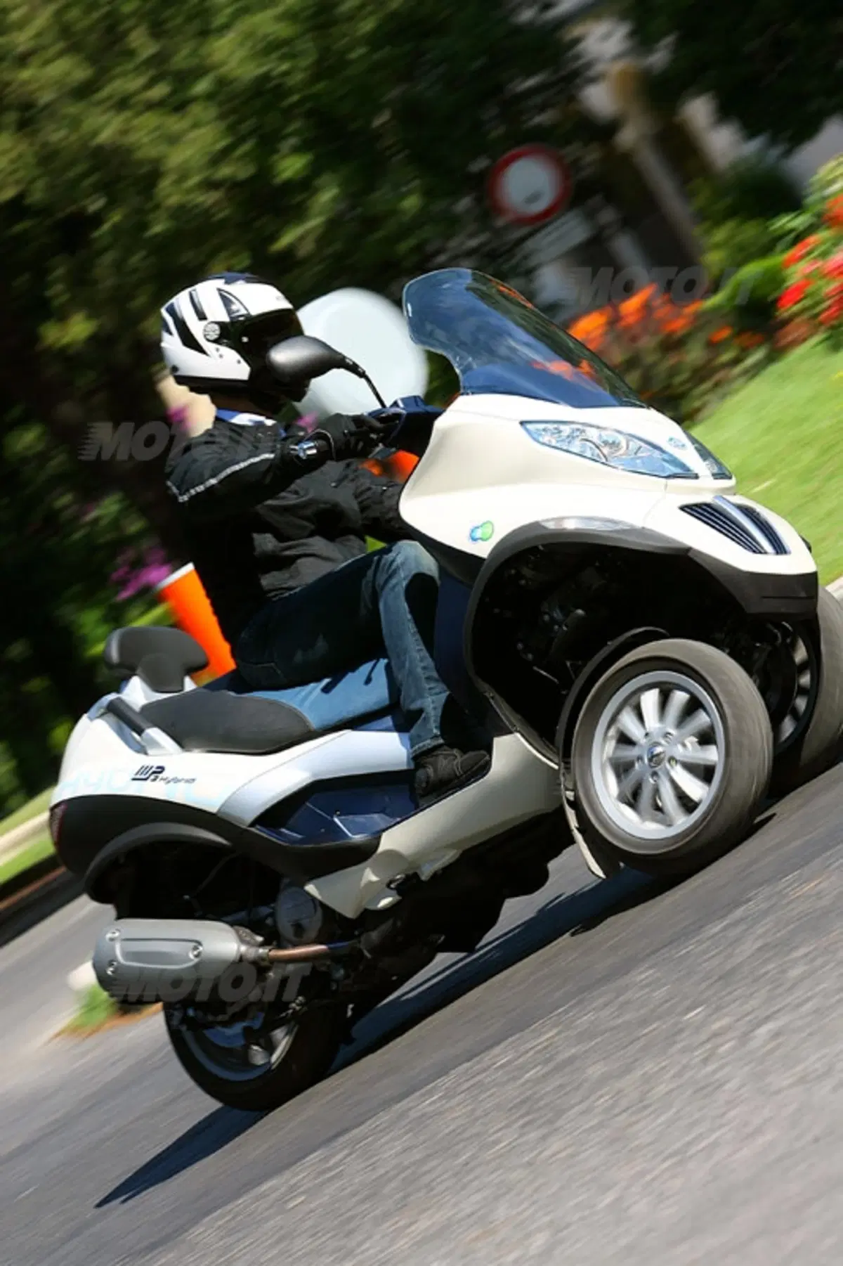 PIAGGIO MP3 Hybrid (18)
