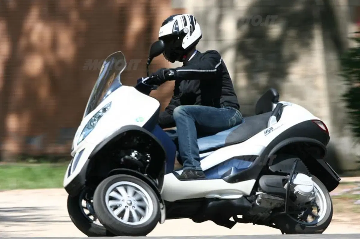 PIAGGIO MP3 Hybrid (19)