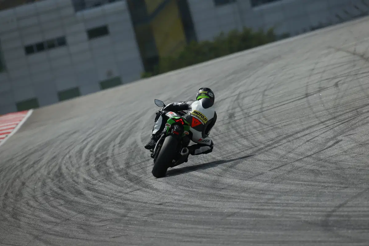 Kawasaki ZX-10R Ninja 2016 (2)