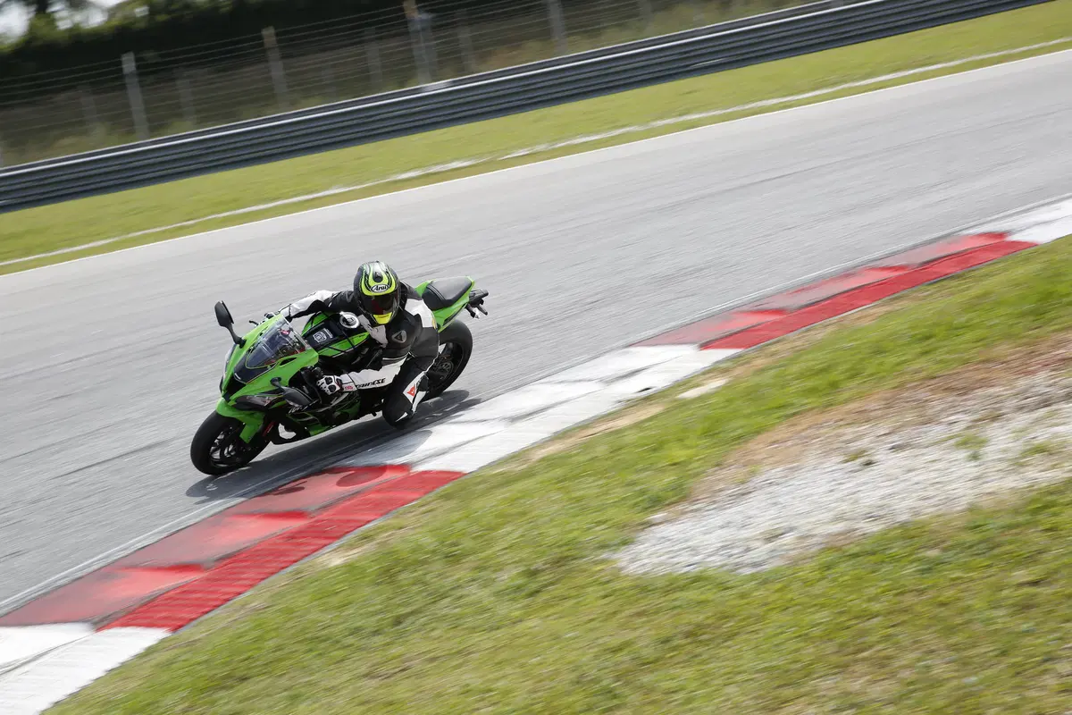 Kawasaki ZX-10R Ninja 2016 (12)