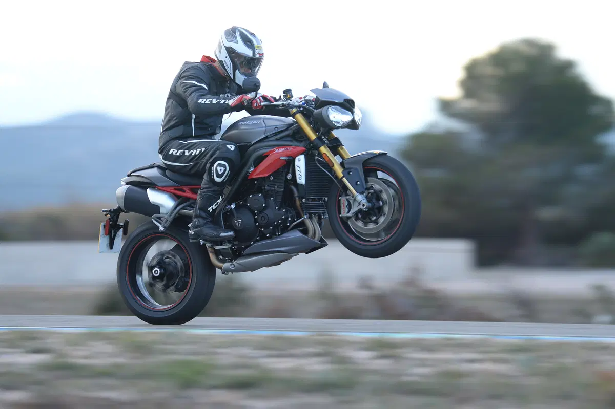 Triumph Speed Triple 1050 R 2016 (4)
