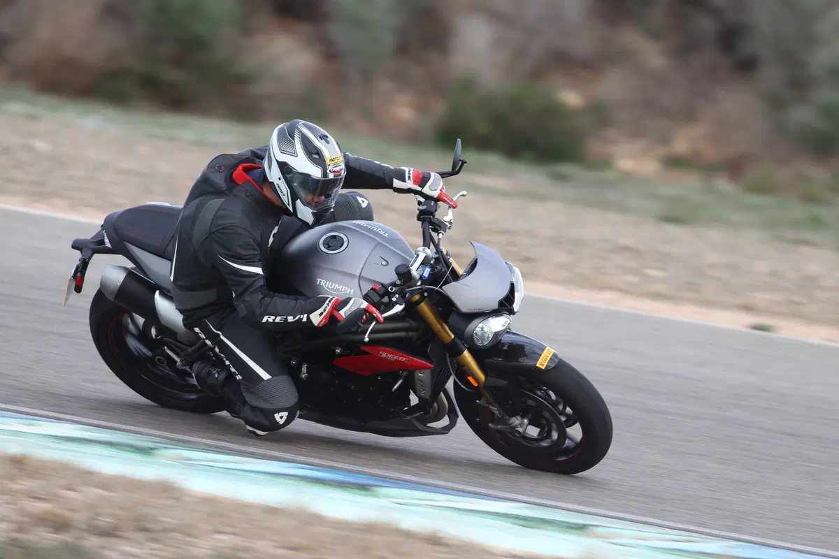 Triumph Speed Triple 1050 R 2016 (5)