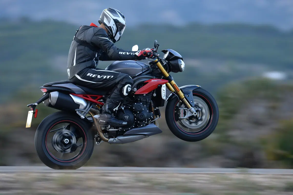 Triumph Speed Triple 1050 R 2016 (6)
