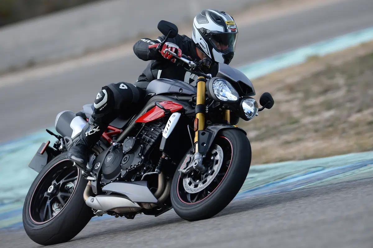 Triumph Speed Triple 1050 R 2016 (3)