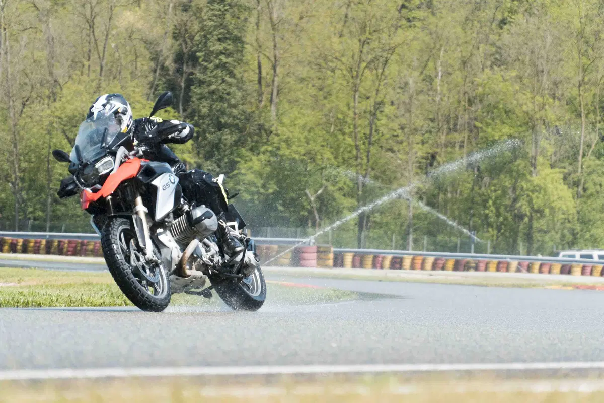 Gomme tassellate a confronto in pista sul bagnato: feeling e tempi sul giro (3)