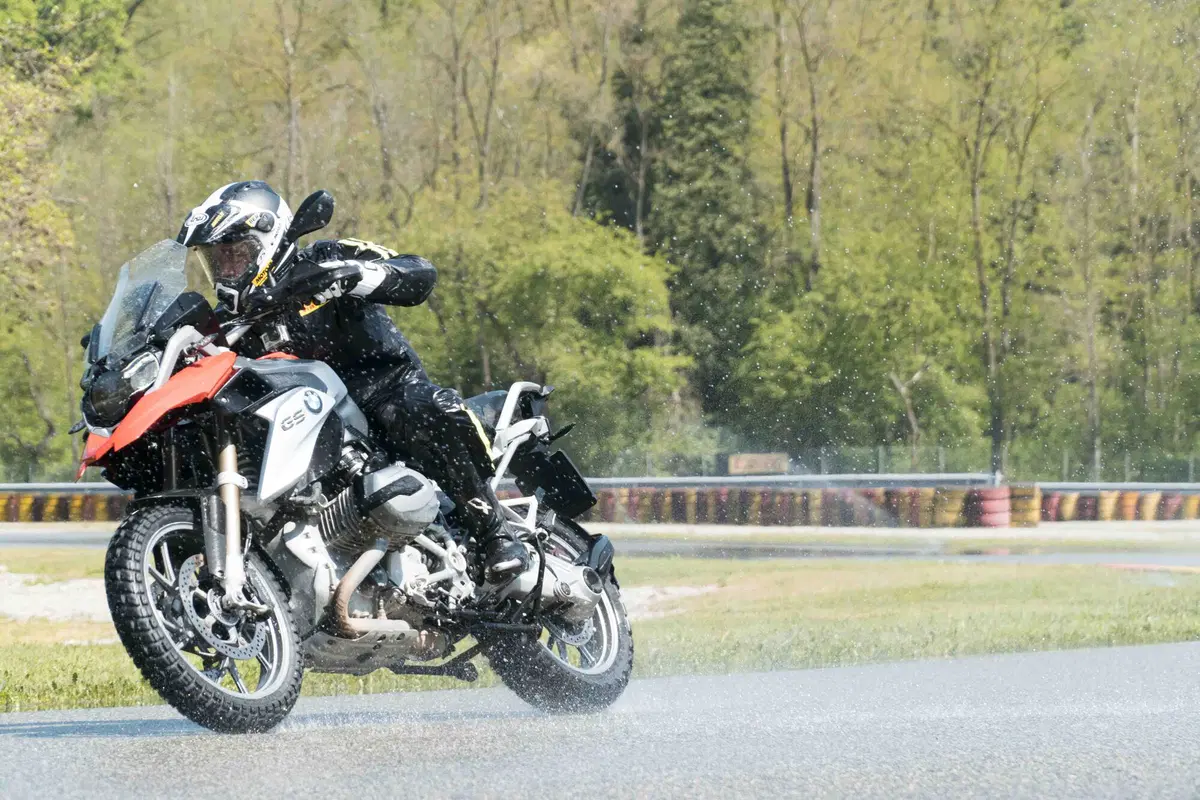 Gomme tassellate a confronto in pista sul bagnato: feeling e tempi sul giro (2)