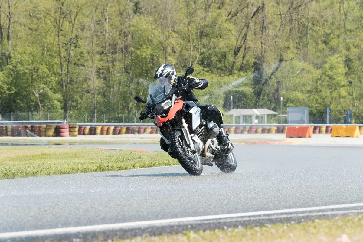 Gomme tassellate a confronto in pista sul bagnato: feeling e tempi sul giro (4)