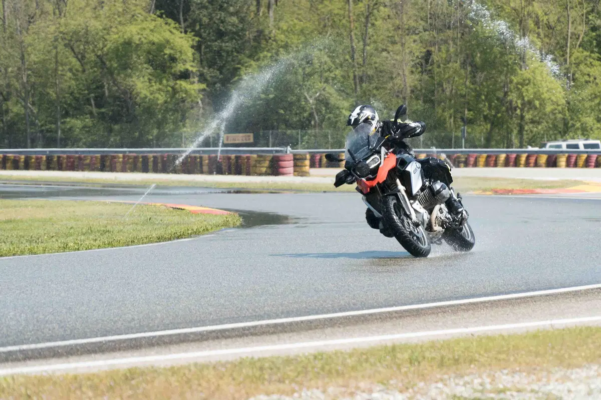Gomme tassellate a confronto in pista sul bagnato: feeling e tempi sul giro (6)