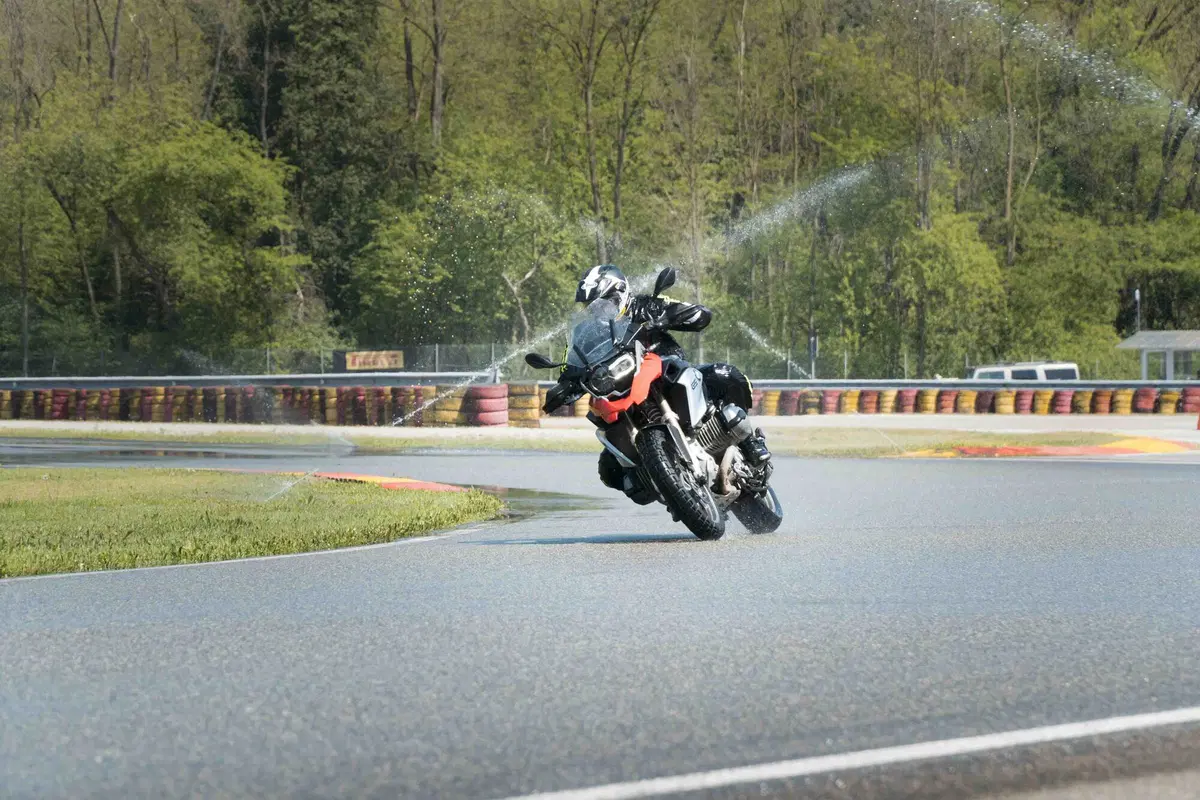 Gomme tassellate a confronto in pista sul bagnato: feeling e tempi sul giro (9)