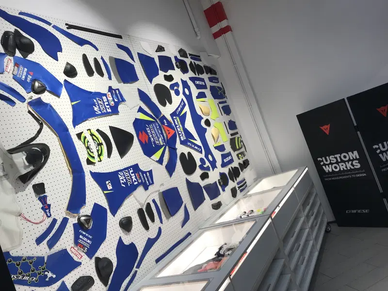 La Dainese di Andrea Iannone "esplosa" per evidenziare il numero di componenti