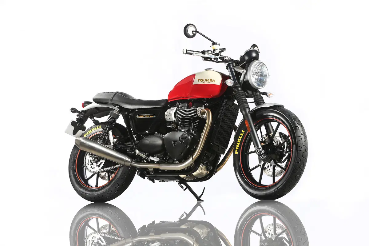 Triumph e Pirelli insieme a Motor Bike Expo con una Street Twin Special (17)