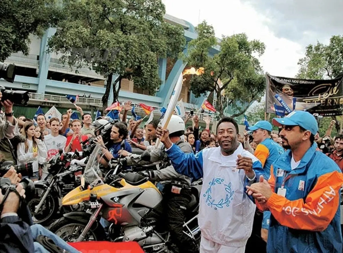 Il giro del mondo. 75.000 chilometri in 35 giorni. Le motociclette BMW accompagnano la fiaccolata ol