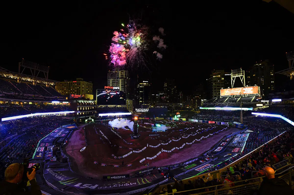 Le foto più spettacolari del Supercross di San Diego (10)