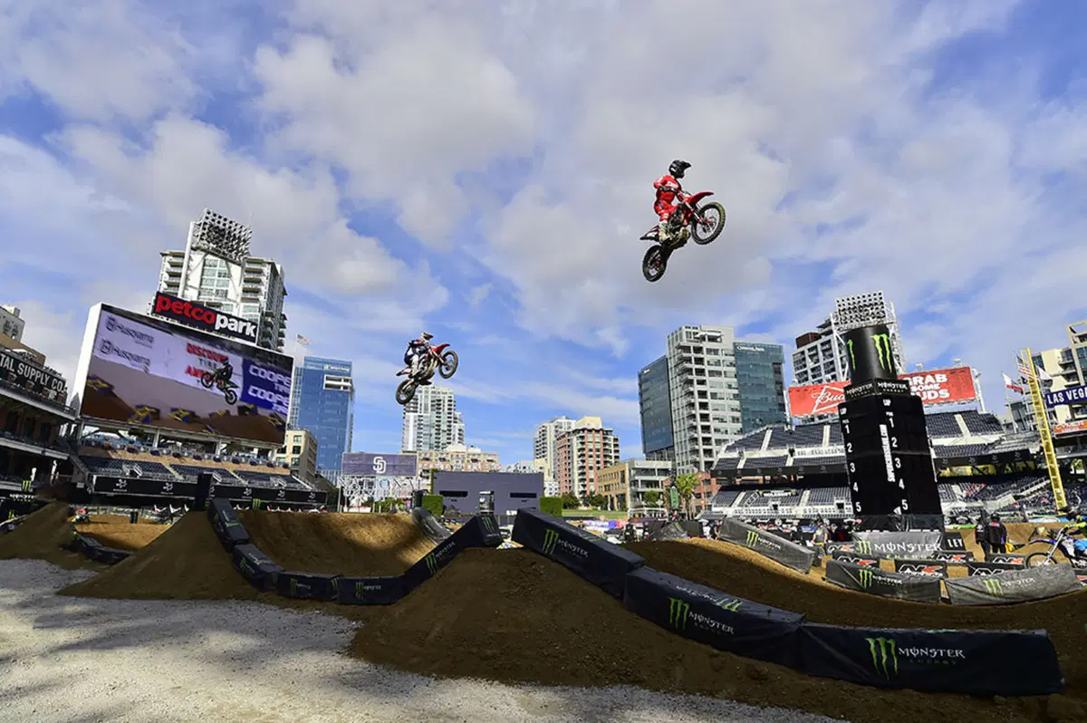 Le foto più spettacolari del Supercross di San Diego (64)