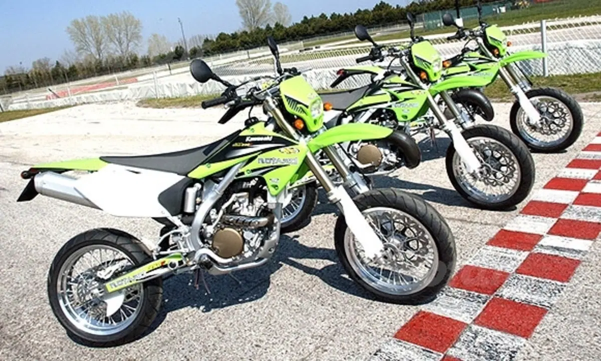 Presentate le nuove KL Kawasaki da Supermotard
