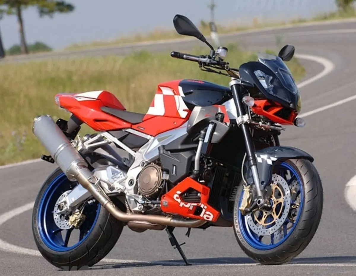 Nuova Tuono 1000 R, la foto ufficiale della hypernaked da 133 CV della casa di Noale