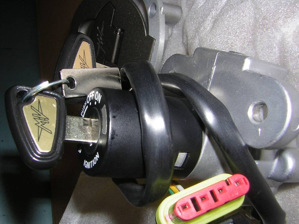 kit chiavi/serrature MV AGUSTA 750/989/1000/1078 (5)