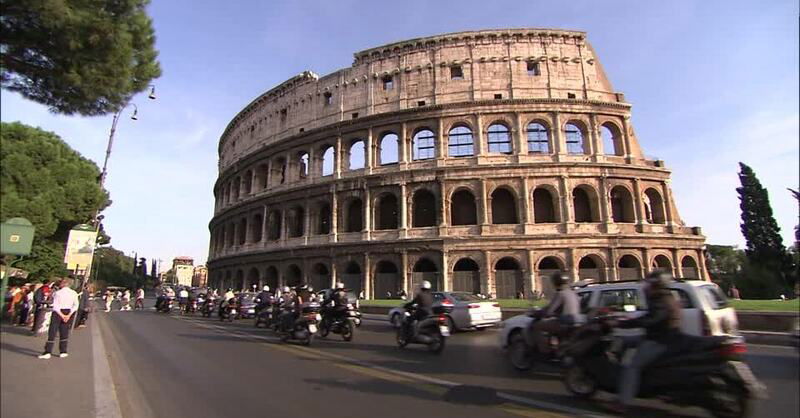 Roma, muore in moto: colpa della strada?