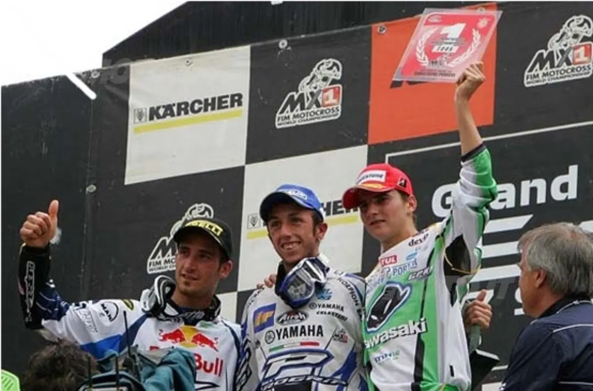 In Francia (Ernée) a Pourcel il titolo, a Cairoli GP e onore. Ottimo terzo posto nel mondiale per Ph