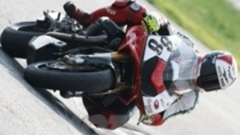 Sul circuito di Magione Gianfranco Guareschi porta al successo la Moto Guzzi MGS01 e conquista il ti