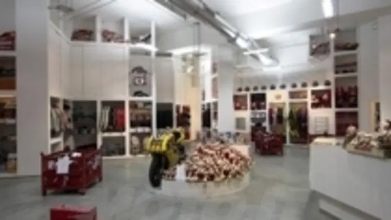Sabato 9 dicembre l'apertura ufficiale alla presenza del pilota Loris Capirossi del primo Outlet Duc