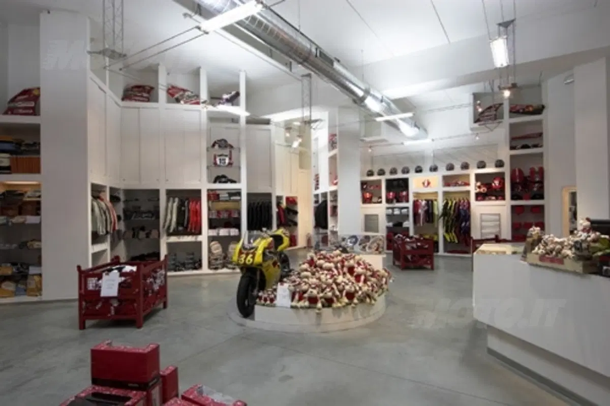 Sabato 9 dicembre l'apertura ufficiale alla presenza del pilota Loris Capirossi del primo Outlet Duc
