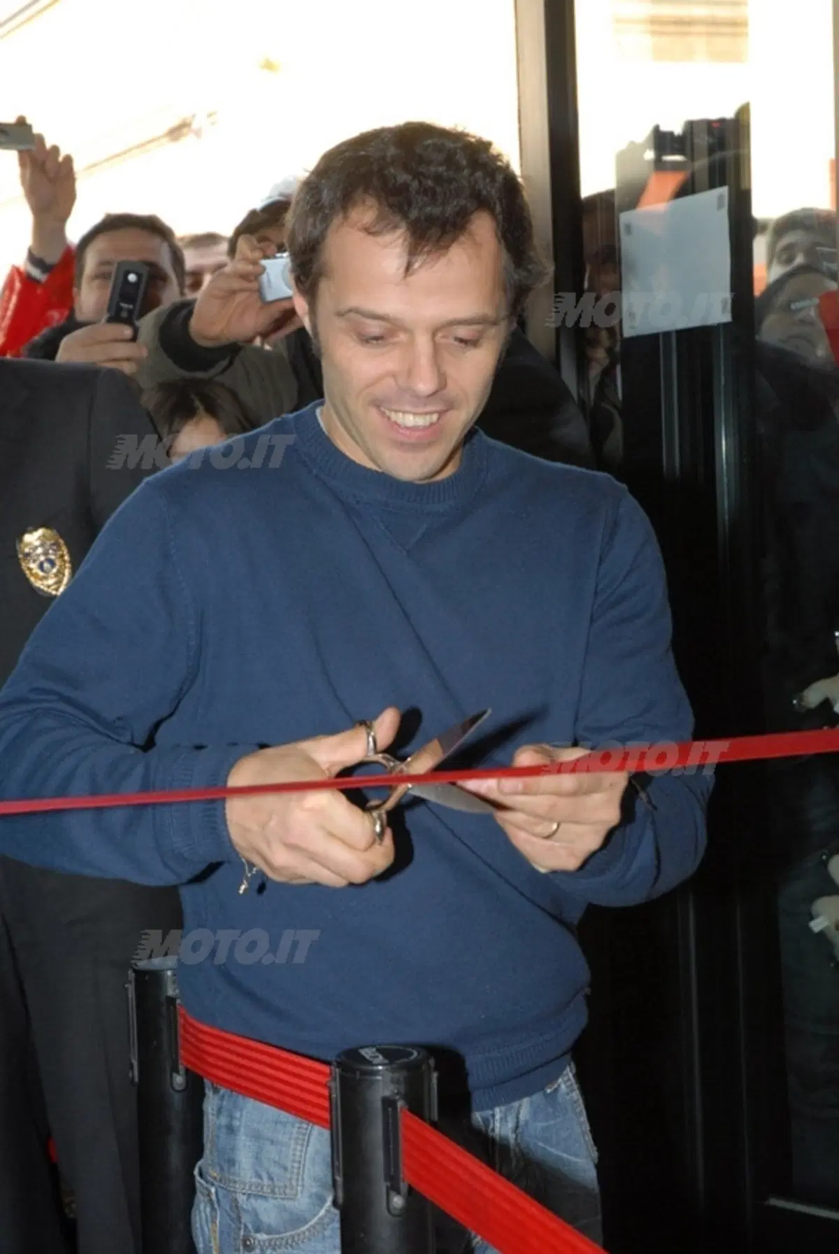 Taglio del nastro con Loris Capirossi per l'inaugurazione del primo Ducati Outlet Shop a Castel Guel