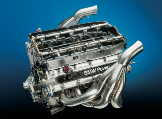 I motori di Formula Uno aspirati dei primi anni Duemila sono arrivati a fornire potenze impressionanti. Questo è un BMW P84 del 2004, accreditato di oltre 900 CV a 19.000 giri/min e di una pressione media effettiva superiore a 14 bar!