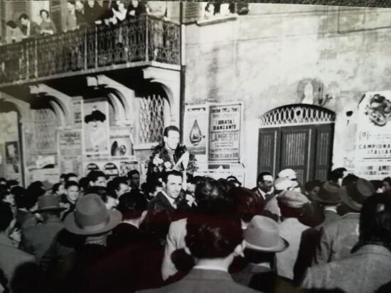 Libero portato in trionfo sin davanti a casa dopo una gara a Finale Emilia. Nella foto in alto, Libero a Finale Emilia nel 1950 con la Moto Guzzi Condor 500