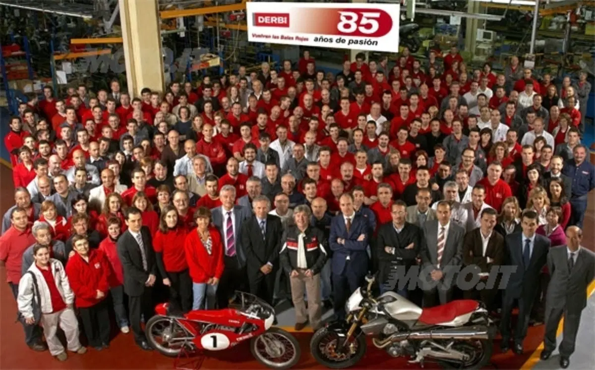 Per l'85esimo di Derbi Angel Nieto visita lo stabilimento