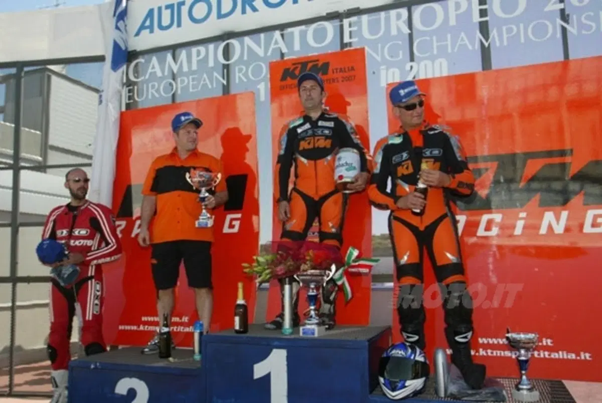 Grande spettacolo a Vallelunga per la seconda prova del Trofeo KTM 990 Super Duke