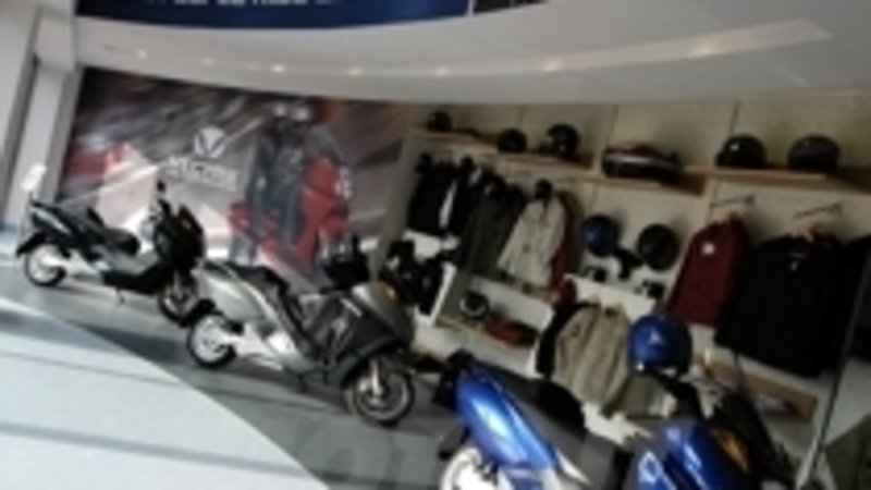 In sella al MAXI-Scooter Elettrico con indosso l&#039;abbigliamento Vectrix