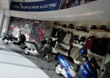 In sella al MAXI-Scooter Elettrico con indosso l'abbigliamento Vectrix