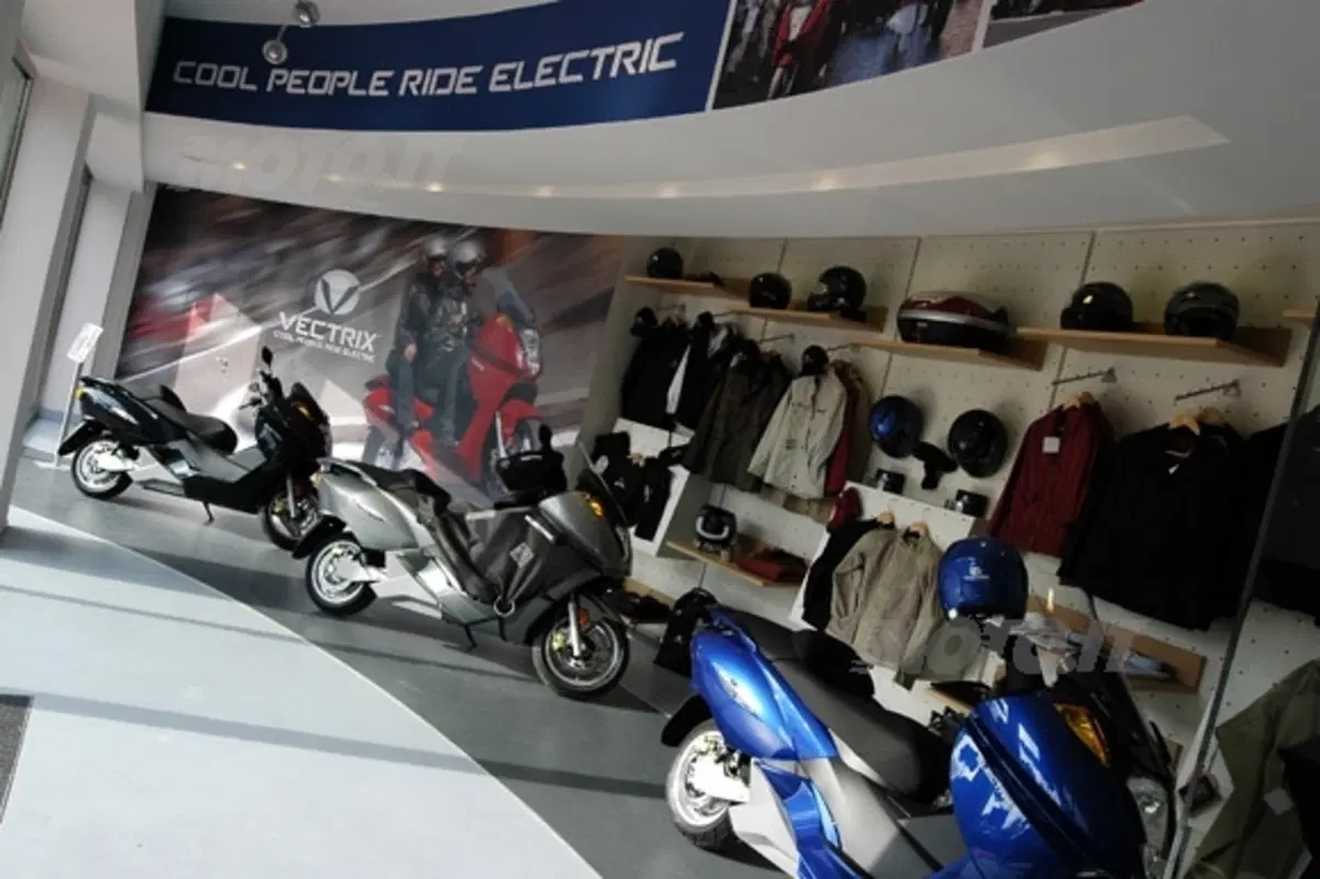 In sella al MAXI-Scooter Elettrico con indosso l'abbigliamento Vectrix
