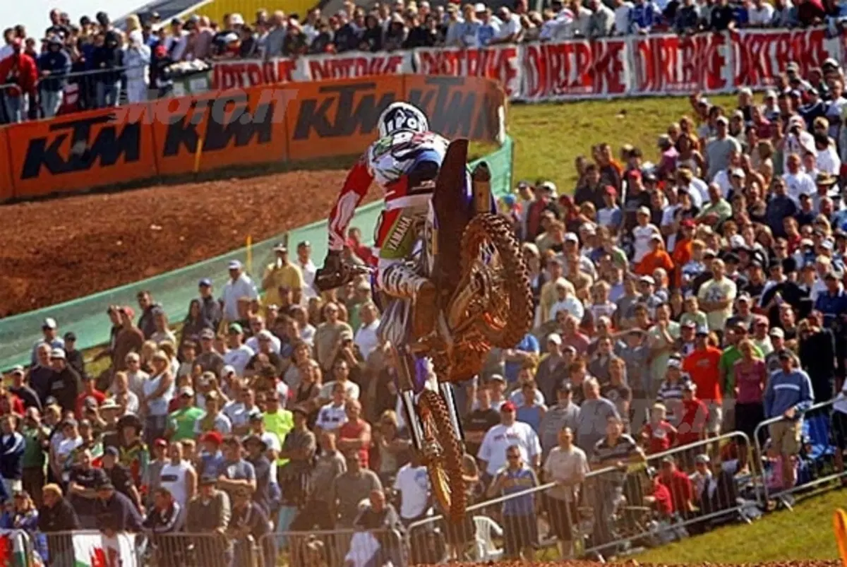 Dopo aver vinto il mondiale MX2, Cairoli passa in MX1 e vince subito il primo GP