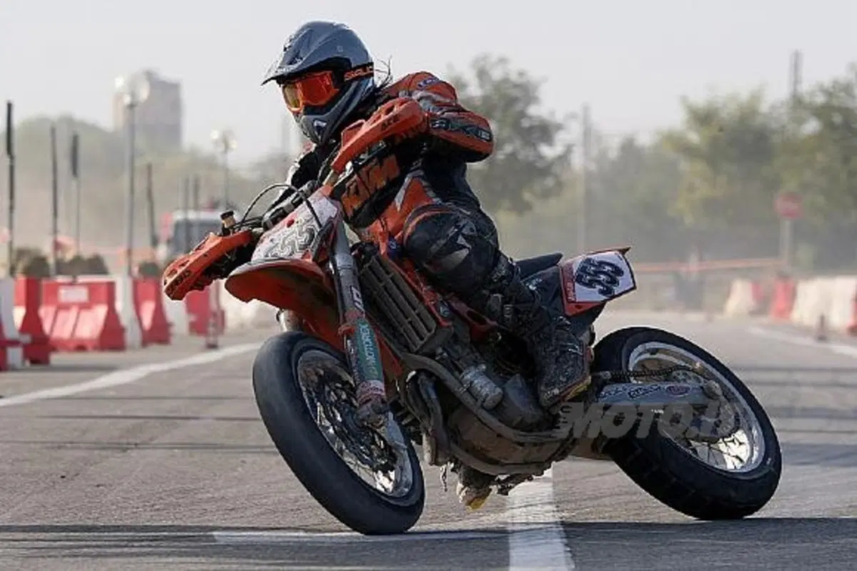 Domenica di sport e spettacolo a Modena con il Trofeo KTM Supermoto
