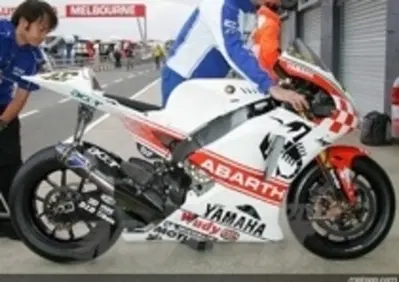 Lo scorpione Abarth fa capolino sulla M1 di Valentino Rossi