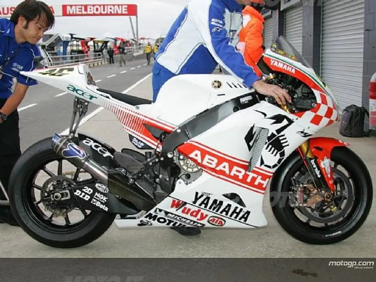 Lo scorpione Abarth fa capolino sulla M1 di Valentino Rossi